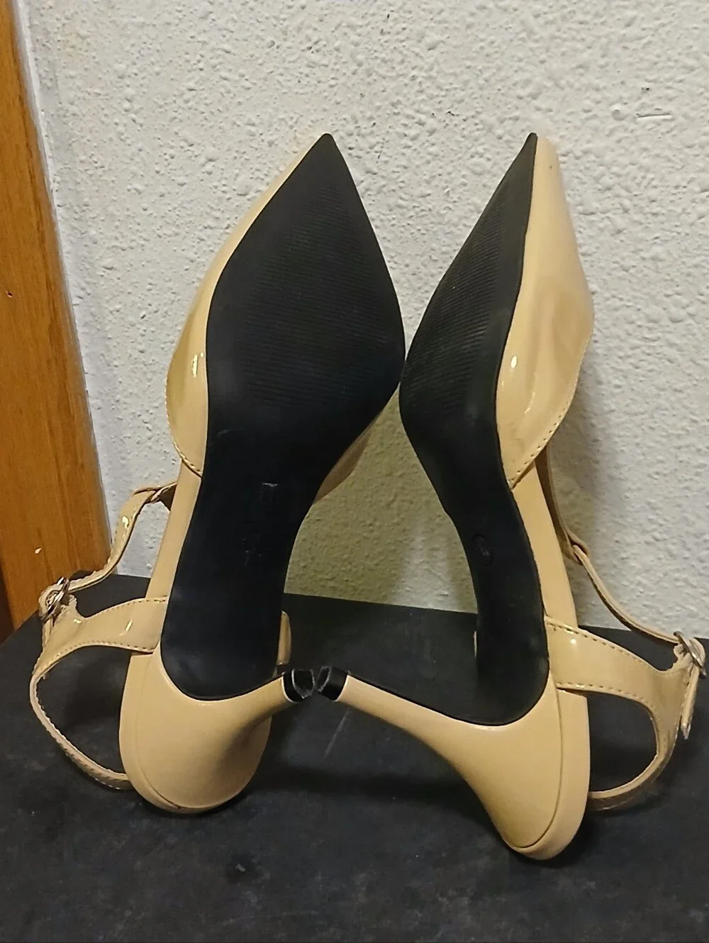 Dolce by Mojo Moxy Nude Patent T-Strap Pointed Toe Heels Size 9